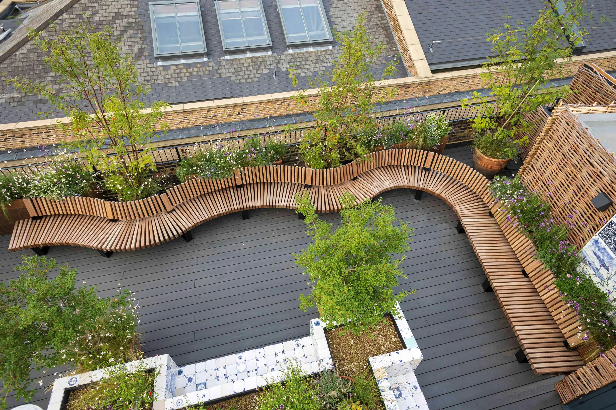 Jardinières avec assises intégrées