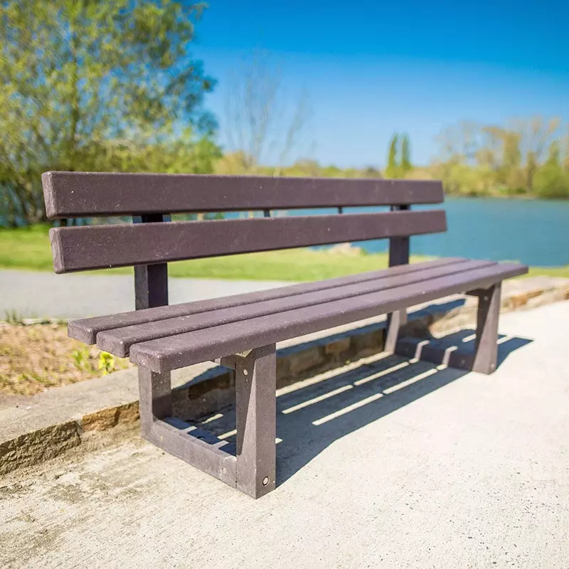 bancs en plastique recyclé