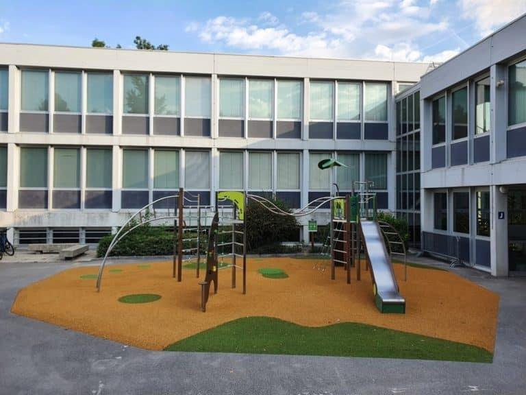 aire de jeux école extérieur