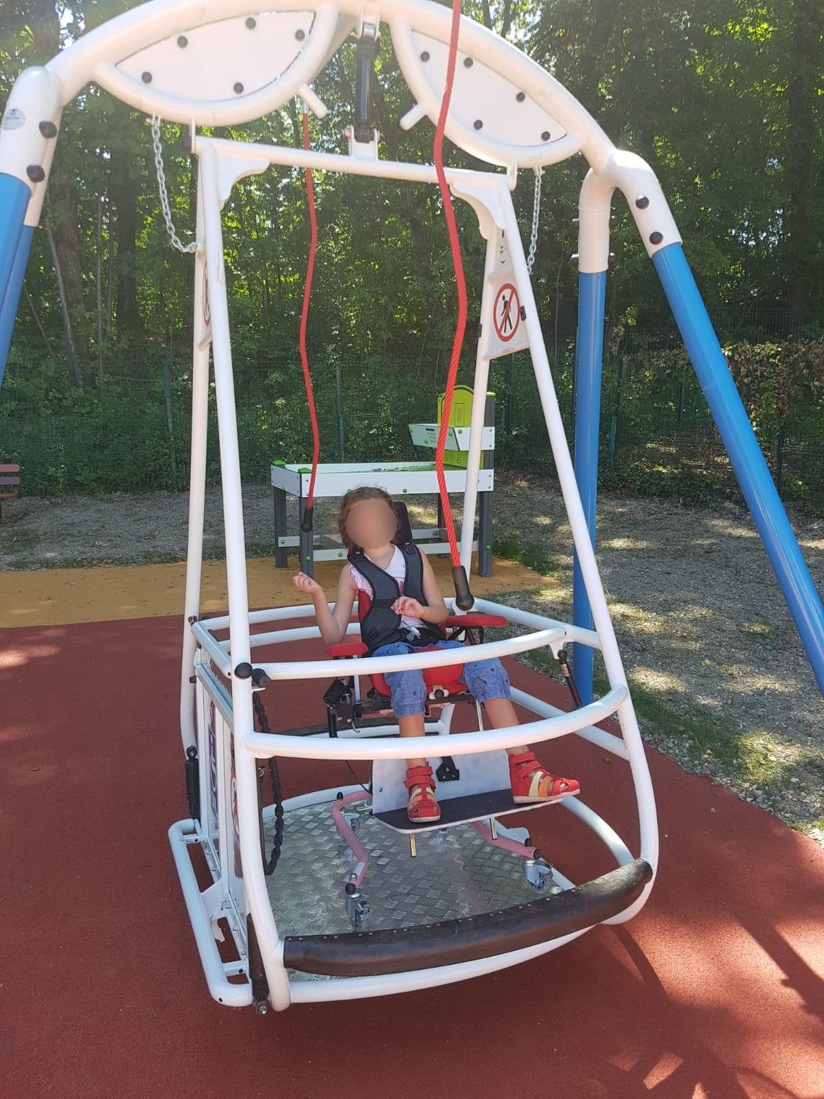 aire de jeux inclusive extérieur