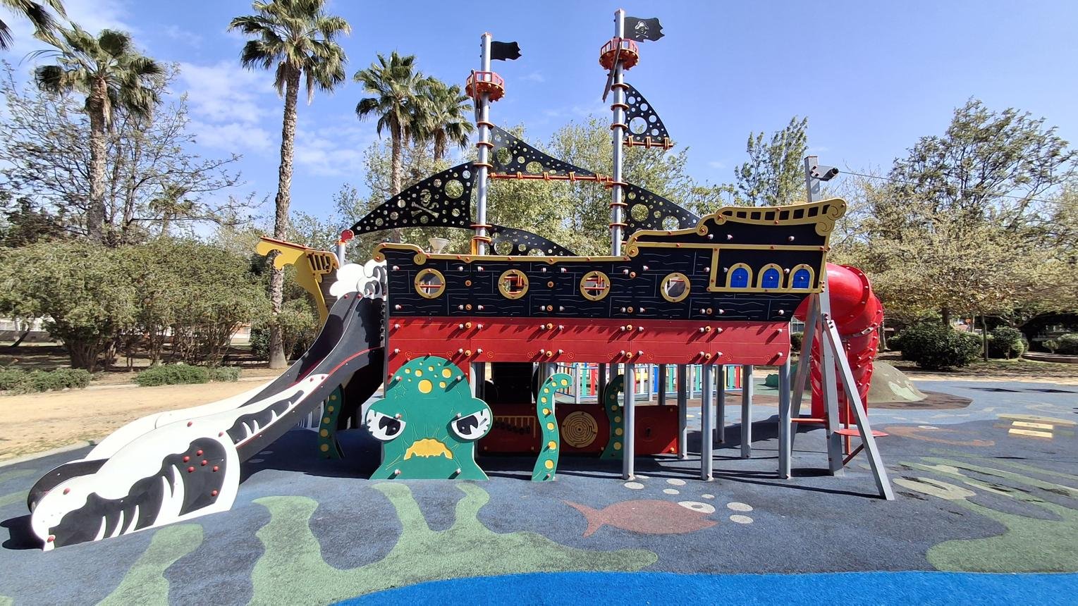 aire de jeux thématique extérieur